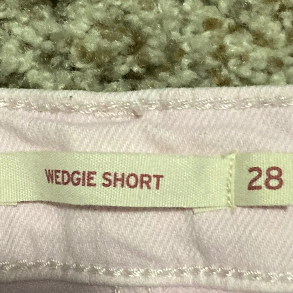 Levi's Women's Wedgie Shorts Pink - Picture 2 of 3
